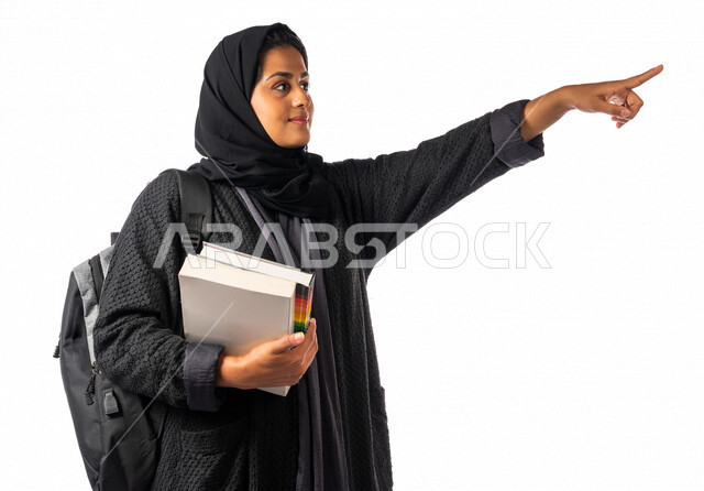 طالبه  جامعيه عربيه سعوديه خليجيه تحمل الكتب والحقيبه الجامعيه, الاستعداد للعام الدراسي الجامعي الجديد, تلميذه مجتهده متشوقه للذهاب الى الجامعه, مدارس وجامعات, التعليم في المملكه العربيه السعوديه