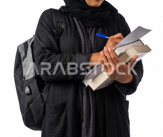 طالبه جامعيه عربيه سعوديه خليجيه تذاكر محاضراتها الجامعيه, آداء الواجبات, الاستمتاع بالدراسه, تلميذه مجتهده, المذاكره للإختبارات, قراءة الدروس اليوميه, مدارس وجامعات, التعليم في المملكه العربيه السعوديه