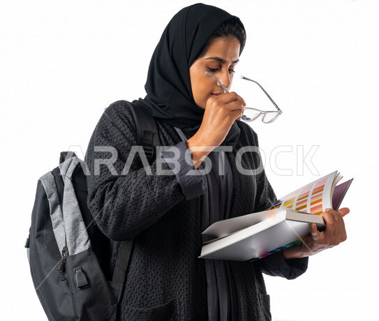 طالبه جامعيه عربيه سعوديه خليجيه تذاكر محاضراتها الجامعيه, آداء الواجبات, الاستمتاع بالدراسه, تلميذه مجتهده, المذاكره للإختبارات, قراءة الدروس اليوميه, مدارس وجامعات, التعليم في المملكه العربيه السعوديه