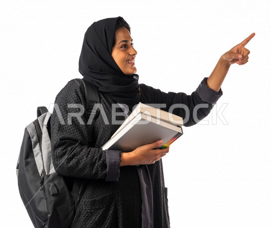 طالبه  جامعيه عربيه سعوديه خليجيه تحمل الكتب والحقيبه الجامعيه, الاستعداد للعام الدراسي الجامعي الجديد, تلميذه مجتهده متشوقه للذهاب الى الجامعه, مدارس وجامعات, التعليم في المملكه العربيه السعوديه