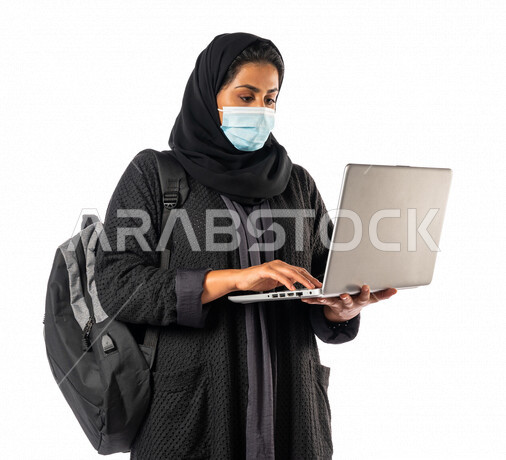 طالبه جامعيه عربيه سعوديه خليجيه,متابعة المحاضرات الجامعيه عبر المنصات التعليميه المتطوره من خلال الاجهزه التقنيه,  التعليم عن بعد, التعليم الالكتروني, مدارس وجامعات, تطور التعليم في المملكه العربيه السعوديه, الالتزام بالاحترازات الوقائيه