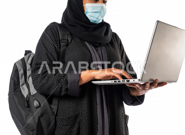 طالبه جامعيه عربيه سعوديه خليجيه,متابعة المحاضرات الجامعيه عبر المنصات التعليميه المتطوره من خلال الاجهزه التقنيه,  التعليم عن بعد, التعليم الالكتروني, مدارس وجامعات, تطور التعليم في المملكه العربيه السعوديه, الالتزام بالاحترازات الوقائيه