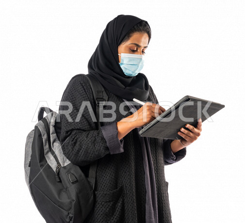 طالبه جامعيه عربيه سعوديه خليجيه, متابعة المحاضرات الجامعيه عبر المنصات التعليميه المتطوره من خلال الأجهزه التقنيه,  التعليم عن بعد, التعليم الالكتروني, مدارس وجامعات, تطور التعليم في المملكه العربيه السعوديه, الالتزام بالاحترازات الوقائيه