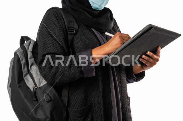 طالبه جامعيه عربيه سعوديه خليجيه, متابعة المحاضرات الجامعيه عبر المنصات التعليميه المتطوره من خلال الأجهزه التقنيه,  التعليم عن بعد, التعليم الالكتروني, مدارس وجامعات, تطور التعليم في المملكه العربيه السعوديه, الالتزام بالاحترازات الوقائيه