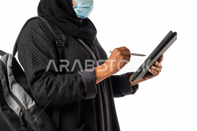 طالبه جامعيه عربيه سعوديه خليجيه, متابعة المحاضرات الجامعيه عبر المنصات التعليميه المتطوره من خلال الأجهزه التقنيه,  التعليم عن بعد, التعليم الالكتروني, مدارس وجامعات, تطور التعليم في المملكه العربيه السعوديه, الالتزام بالاحترازات الوقائيه