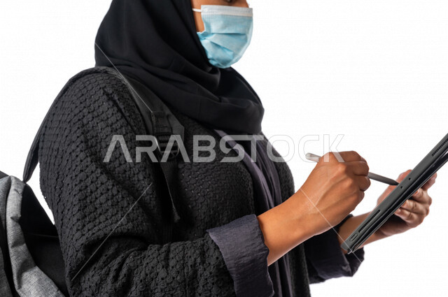 طالبه جامعيه عربيه سعوديه خليجيه, متابعة المحاضرات الجامعيه عبر المنصات التعليميه المتطوره من خلال الأجهزه التقنيه,  التعليم عن بعد, التعليم الالكتروني, مدارس وجامعات, تطور التعليم في المملكه العربيه السعوديه, الالتزام بالاحترازات الوقائيه