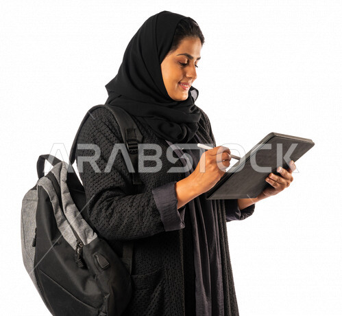 طالبه جامعيه عربيه سعوديه خليجيه, متابعة المحاضرات الجامعيه عبر المنصات التعليميه المتطوره من خلال الاجهزه التقنيه, التعليم عن بعد, التعليم الالكتروني, مدارس وجامعات, تطور التعليم في المملكه العربيه السعوديه