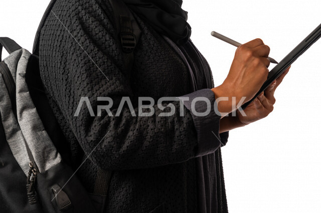 طالبه جامعيه عربيه سعوديه خليجيه, متابعة المحاضرات الجامعيه عبر المنصات التعليميه المتطوره من خلال الاجهزه التقنيه, التعليم عن بعد, التعليم الالكتروني, مدارس وجامعات, تطور التعليم في المملكه العربيه السعوديه