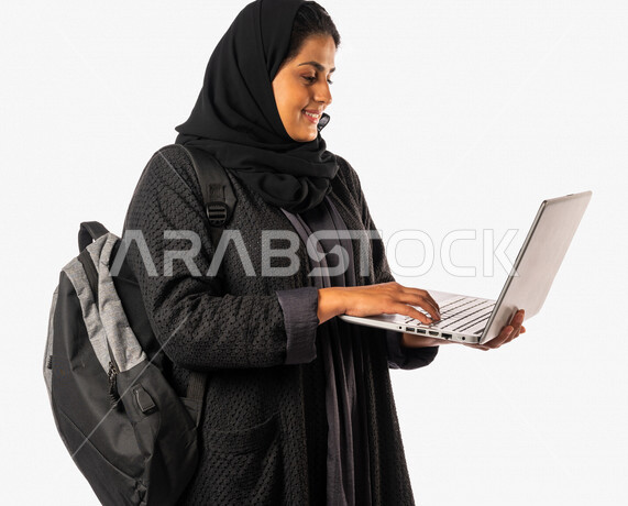 طالبه جامعيه عربيه سعوديه خليجيه, متابعة المحاضرات الجامعيه عبر المنصات التعليميه المتطوره من خلال الاجهزه التقنيه, التعليم عن بعد, التعليم الالكتروني, مدارس وجامعات, تطور التعليم في المملكه العربيه السعوديه