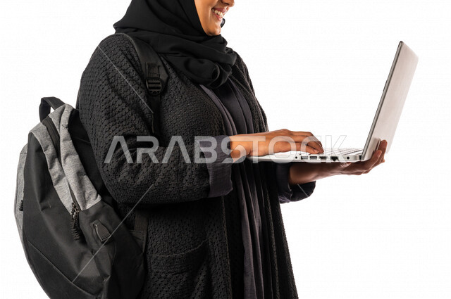 طالبه جامعيه عربيه سعوديه خليجيه, متابعة المحاضرات الجامعيه عبر المنصات التعليميه المتطوره من خلال الاجهزه التقنيه, التعليم عن بعد, التعليم الالكتروني, مدارس وجامعات, تطور التعليم في المملكه العربيه السعوديه