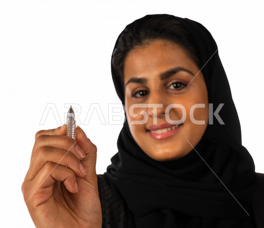 بورتريه لطالبه  جامعيه عربيه سعوديه خليجيه تكتب بالقلم, حل الواجبات, الرسم بالقلم, تطور العلم والتعليم, مدارس وجامعات, التعليم في المملكه العربيه السعوديه