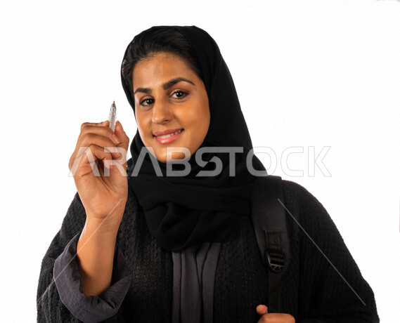 بورتريه لطالبه  جامعيه عربيه سعوديه خليجيه تكتب بالقلم, حل الواجبات, الرسم بالقلم, تطور العلم والتعليم, مدارس وجامعات, التعليم في المملكه العربيه السعوديه