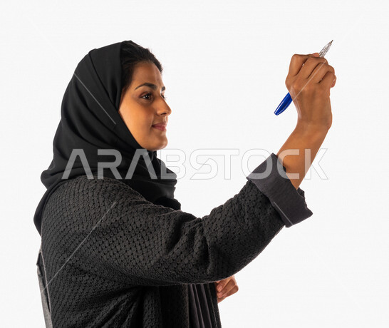 بورتريه لطالبه  جامعيه عربيه سعوديه خليجيه تكتب بالقلم, حل الواجبات, الرسم بالقلم, تطور العلم والتعليم, مدارس وجامعات, التعليم في المملكه العربيه السعوديه