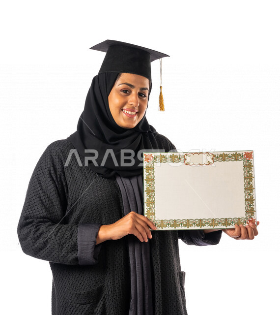 بورتريه لطالبه جامعيه عربيه سعوديه خليجيه تحمل شهادة تخرجها, ايماءات وجه ويدين تدل على السعادة بالتفوق والنجاح, حفل تخرج, نتائج الاختبارات, تلميذه متفوقه, مدارس وجامعات, التعليم في المملكه العربيه السعوديه