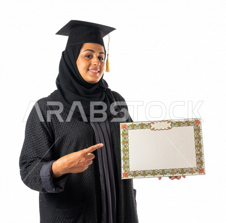 بورتريه لطالبه جامعيه عربيه سعوديه خليجيه تحمل شهادة تخرجها, ايماءات وجه ويدين تدل على السعادة بالتفوق والنجاح, حفل تخرج, نتائج الاختبارات, تلميذه متفوقه, مدارس وجامعات, التعليم في المملكه العربيه السعوديه
