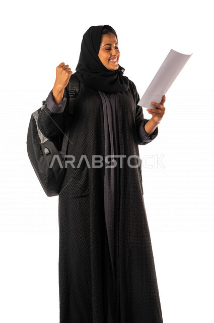 بورتريه لطالبه جامعيه عربيه سعوديه خليجيه تحمل شهادة تخرجها, ايماءات وجه ويدين تدل على السعادة بالتفوق والنجاح, حفل تخرج, نتائج الاختبارات, تلميذه متفوقه, مدارس وجامعات, التعليم في المملكه العربيه السعوديه