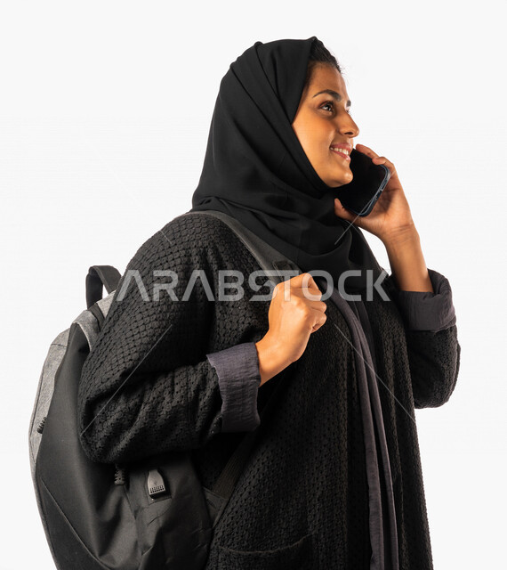 بورتريه لطالبه جامعيه عربيه سعوديه خليجيه تستخدم الهاتف المحمول في التعلم, منصات جامعيه للتعليم عن بعد, التواصل والدردشه مع الزملاء, المتابعه والتخطيط عن بعد, مدارس وجامعات,  تطور العلم والتعليم في المملكه العربيه السعوديه