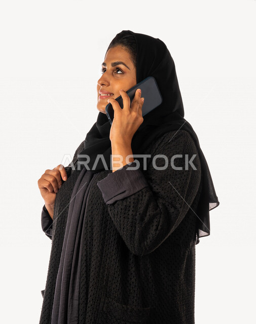 بورتريه لطالبه جامعيه عربيه سعوديه خليجيه تستخدم الهاتف المحمول في التعلم, منصات جامعيه للتعليم عن بعد, التواصل والدردشه مع الزملاء, المتابعه والتخطيط عن بعد, مدارس وجامعات,  تطور العلم والتعليم في المملكه العربيه السعوديه