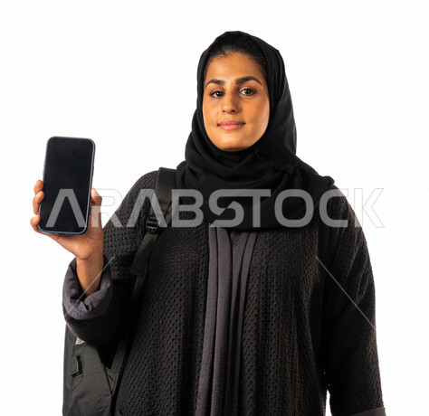 بورتريه لطالبه جامعيه عربيه سعوديه خليجيه تستخدم الهاتف المحمول في التعلم, منصات جامعيه للتعليم عن بعد, التواصل والدردشه مع الزملاء, المتابعه والتخطيط عن بعد, مدارس وجامعات,  تطور العلم والتعليم في المملكه العربيه السعوديه