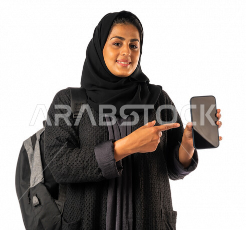 بورتريه لطالبه جامعيه عربيه سعوديه خليجيه تستخدم الهاتف المحمول في التعلم, منصات جامعيه للتعليم عن بعد, التواصل والدردشه مع الزملاء, المتابعه والتخطيط عن بعد, مدارس وجامعات,  تطور العلم والتعليم في المملكه العربيه السعوديه