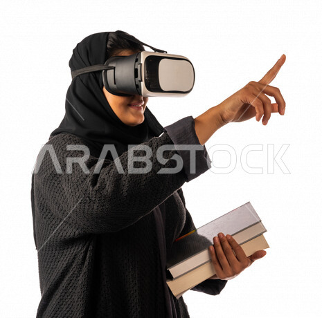 بورتريه لطالبه جامعيه عربيه سعوديه خليجيه ترتدي نظارة الواقع الافتراضي, التعليم بواسطة خاصية الهولوجرام ثلاثية الابعاد, منصات تعليميه تعتمد على الواقع الافتراضي, التعليم في المستقبل, مدارس وجامعات,  تطور العلم والتعليم في المملكه العربيه السعوديه