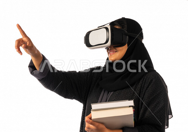 بورتريه لطالبه جامعيه عربيه سعوديه خليجيه ترتدي نظارة الواقع الافتراضي, التعليم بواسطة خاصية الهولوجرام ثلاثية الابعاد, منصات تعليميه تعتمد على الواقع الافتراضي, التعليم في المستقبل, مدارس وجامعات,  تطور العلم والتعليم في المملكه العربيه السعوديه