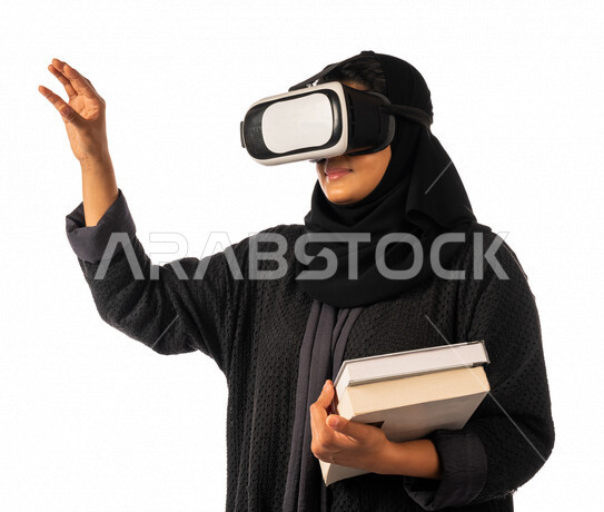 بورتريه لطالبه جامعيه عربيه سعوديه خليجيه ترتدي نظارة الواقع الافتراضي, التعليم بواسطة خاصية الهولوجرام ثلاثية الابعاد, منصات تعليميه تعتمد على الواقع الافتراضي, التعليم في المستقبل, مدارس وجامعات,  تطور العلم والتعليم في المملكه العربيه السعوديه