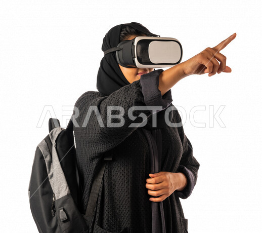 بورتريه لطالبه جامعيه عربيه سعوديه خليجيه ترتدي نظارة الواقع الافتراضي, التعليم بواسطة خاصية الهولوجرام ثلاثية الابعاد, منصات تعليميه تعتمد على الواقع الافتراضي, التعليم في المستقبل, مدارس وجامعات,  تطور العلم والتعليم في المملكه العربيه السعوديه