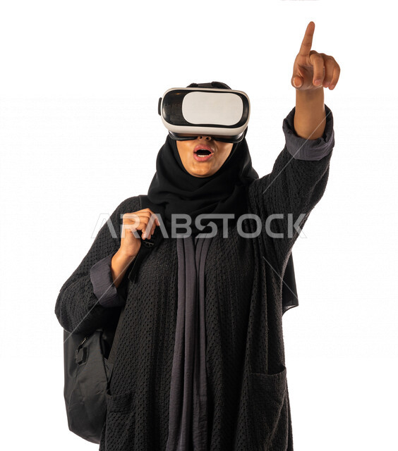 بورتريه لطالبه جامعيه عربيه سعوديه خليجيه ترتدي نظارة الواقع الافتراضي, التعليم بواسطة خاصية الهولوجرام ثلاثية الابعاد, منصات تعليميه تعتمد على الواقع الافتراضي, التعليم في المستقبل, مدارس وجامعات,  تطور العلم والتعليم في المملكه العربيه السعوديه