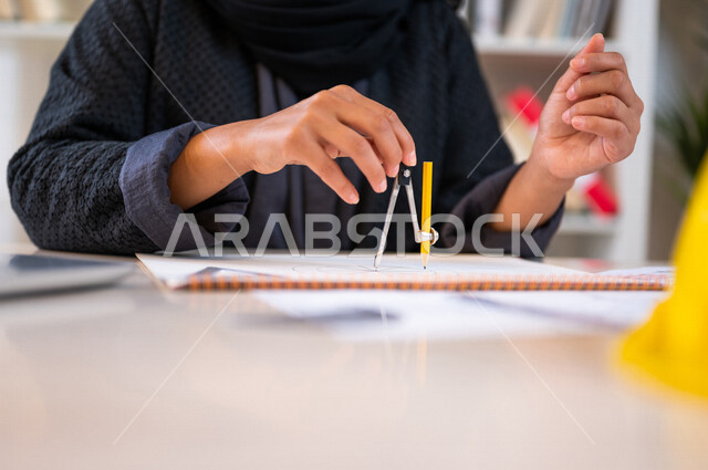 طالبه جامعيه عربيه سعوديه خليجيه  تدرس الهندسة المعماريه, مذاكرة المحاضرات الجامعيه, تلميذه مجتهده تدرس في مكتبة الجامعه, المذاكره للإختبارات, انجاز مخططات المشاريع المعماريه, مشروع معماري هندسي جديد, مخطط معماري قيد الانشاء