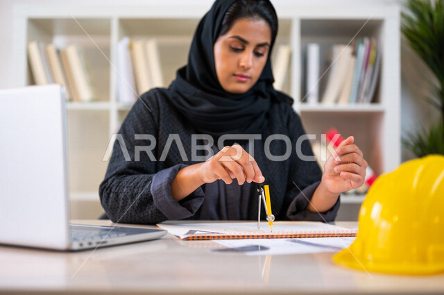 طالبه جامعيه عربيه سعوديه خليجيه  تدرس الهندسة المعماريه, مذاكرة المحاضرات الجامعيه, تلميذه مجتهده تدرس في مكتبة الجامعه, المذاكره للإختبارات, انجاز مخططات المشاريع المعماريه, مشروع معماري هندسي جديد, مخطط معماري قيد الانشاء