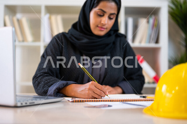 طالبه جامعيه عربيه سعوديه خليجيه  تدرس الهندسة المعماريه, مذاكرة المحاضرات الجامعيه, تلميذه مجتهده تدرس في مكتبة الجامعه, المذاكره للإختبارات, انجاز مخططات المشاريع المعماريه, مشروع معماري هندسي جديد, مخطط معماري قيد الانشاء