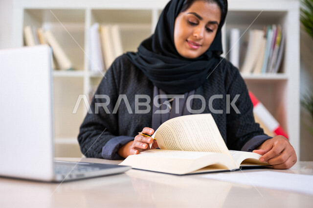 طالبه عربيه سعوديه خليجيه, مذاكرة المحاضرات الجامعيه, الاستمتاع بالدراسه, آداء الواجبات, تلميذه مجتهده تدرس في مكتبة الجامعه, المذاكره للإختبارات, قراءة الدروس اليوميه, مدارس وجامعات, التعليم في المملكه العربيه السعوديه