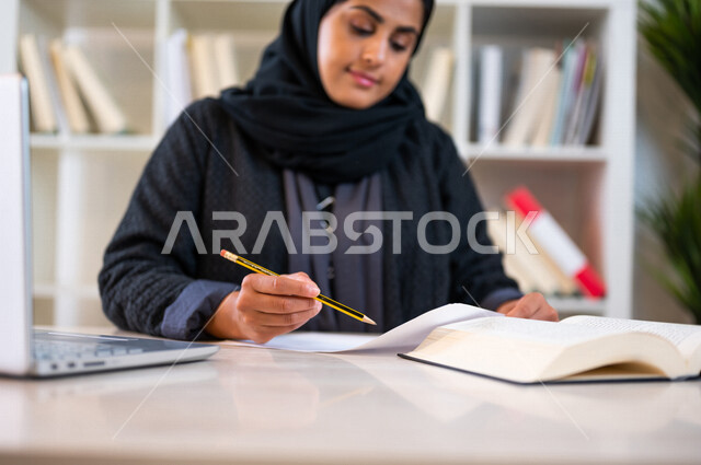 طالبه عربيه سعوديه خليجيه, مذاكرة المحاضرات الجامعيه, الاستمتاع بالدراسه, آداء الواجبات, تلميذه مجتهده تدرس في مكتبة الجامعه, المذاكره للإختبارات, قراءة الدروس اليوميه, مدارس وجامعات, التعليم في المملكه العربيه السعوديه