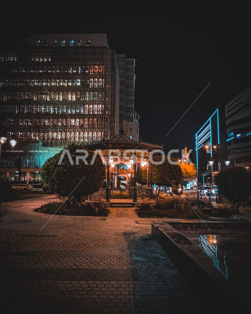 مقصد الزوار من شتى أنحاء العالم, الفن الهندسي المعماري في سوق المباركية في دولة الكويت في الليل, مكان ومعالم سياحي مشهور, الأسواق الشعبية التقليدية, الزينة والأضواء والديكور المميز على الطراز القديم