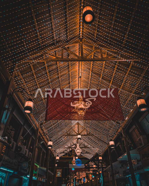 الفن الهندسي المعماري في سوق المباركية في دولة الكويت في الليل, الزينة والأضواء والديكور المميز على الطراز القديم، مقصد الزوار من شتى أنحاء العالم, مكان ومعالم سياحي مشهور, الأسواق الشعبية التقليدية