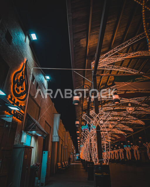 مقصد الزوار من شتى أنحاء العالم, الفن الهندسي المعماري في سوق المباركية في دولة الكويت في الليل, مكان ومعالم سياحي مشهور, الأسواق الشعبية التقليدية, الزينة والأضواء والديكور المميز على الطراز القديم