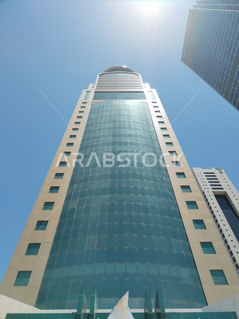 الفن الهندسي المعماري المميز على الطراز الحديث لبرج جاسم في النهار، الأبراج وناطحات السحاب في مدينة الكويت، مقصد الزوار من شتى أنحاء العالم، التقدم والتطور العمراني للمنشأت التجارية، الواجهة الحضارية في دولة الكويت، معلم سياحي مشهور