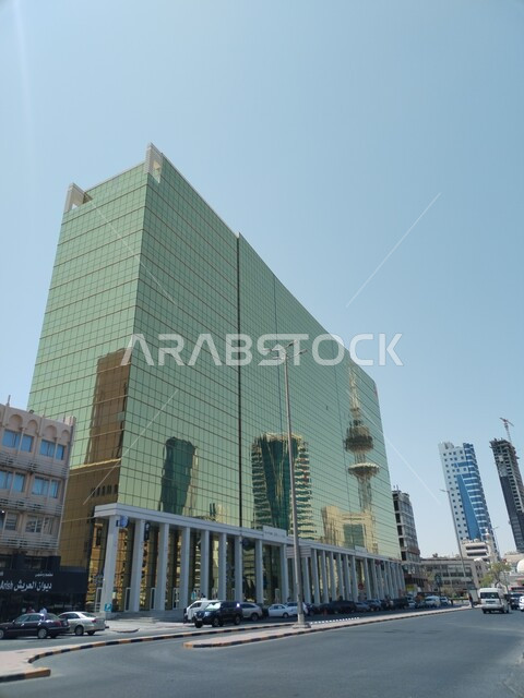 مقصد الزوار من شتى أنحاء العالم، الفن الهندسي المعماري المميز على الطراز الحديث لبرج التجار في النهار، الأبراج وناطحات السحاب في مدينة الكويت، التقدم والتطور العمراني للمنشأت التجارية، الواجهة الحضارية في دولة الكويت، معلم سياحي مشهور