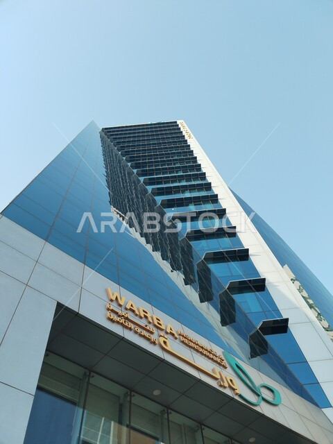 التقدم والتطور العمراني للمنشأت التجارية، الواجهة الحضارية في دولة الكويت، مقصد الزوار من شتى أنحاء العالم، الفن الهندسي المعماري المميز على الطراز الحديث لبرج وربة في النهار، الأبراج وناطحات السحاب في مدينة الكويت، معلم سياحي مشهور