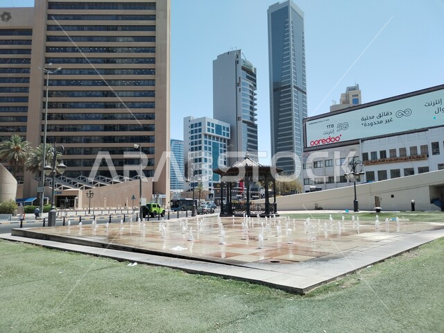 النافورة الراقصة في مدينة الكويت في النهار، التقدم والتطور العمراني للمنشأت التجارية، الواجهة الحضارية في دولة الكويت، مقصد الزوار من شتى أنحاء العالم، الفن الهندسي المعماري المميز على الطراز الحديث للأبراج وناطحات السحاب، معلم سياحي مشهور