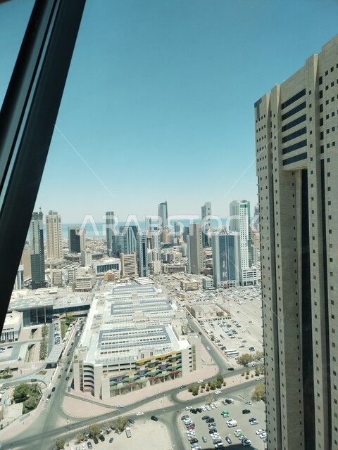 التقدم والتطور العمراني للمنشأت التجارية، مقصد الزوار من شتى أنحاء العالم، الفن الهندسي المعماري المميز على الطراز الحديث للأبراج وناطحات السحاب في مدينة الكويت في النهار، الواجهة الحضارية في دولة الكويت