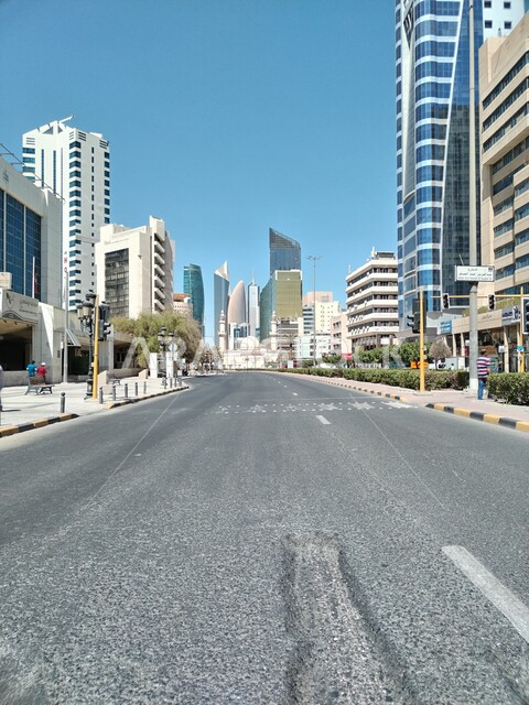 الواجهة الحضارية في دولة الكويت، الاهتمام بالبنية التحتية والشوارع والطرقات، التقدم والتطور العمراني للمنشأت التجارية، مقصد الزوار من شتى أنحاء العالم، الفن الهندسي المعماري المميز على الطراز الحديث للأبراج وناطحات السحاب في مدينة الكويت في النهار
