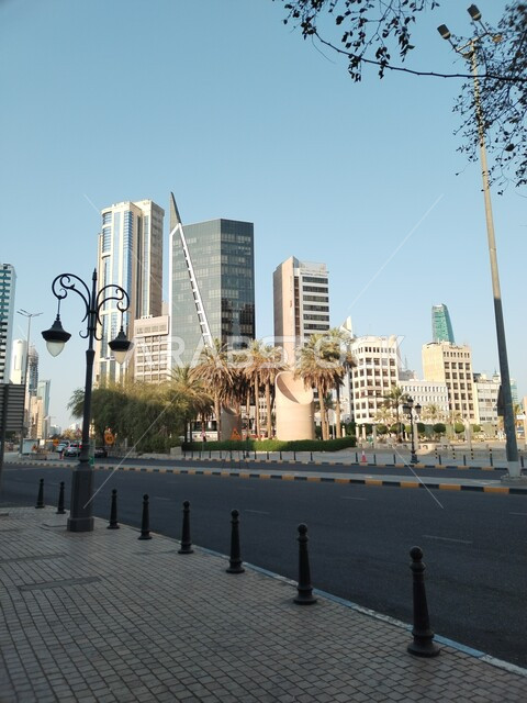 الاهتمام بالبنية التحتية والشوارع والطرقات، التقدم والتطور العمراني للمنشأت التجارية، مقصد الزوار من شتى أنحاء العالم، الفن الهندسي المعماري المميز على الطراز الحديث للأبراج وناطحات السحاب في مدينة الكويت في النهار، الواجهة الحضارية في دولة الكويت