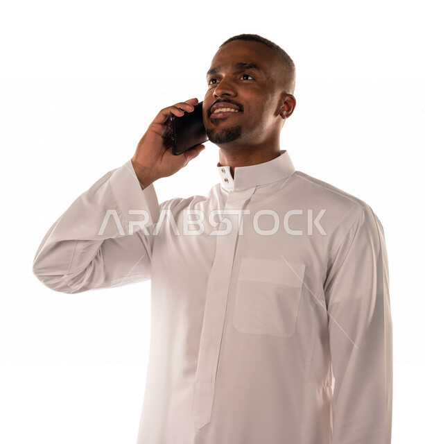 بورتريه لشاب عربي خليجي سعودي، اجراء مكالمات مع الاصدقاء، علاقات اجتماعية، شاب اسمر، خلفية بيضاء