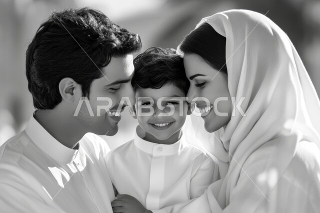الحب الغير مشروط، تقديم الاهتمام والرعاية للابناء، دور الاهل في التربية الصالحة، صورة مقربة بالابيض والاسود لعائلة عربية خليجية سعودية مترابطة، ايماءات وتعابير البهجة والسرور