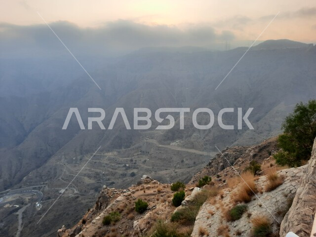 سلاسل الجبال الصخرية، البيئة الجبلية لمنطقة أبها في عسير، أماكن طبيعية للمغامرات ورحلات السفاري، السحب والغيوم الكثيفة على القمم والمرتفعات والجبال العالية، التضاريس على سفوح الجبل