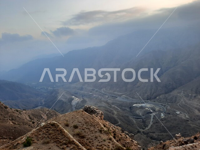  أماكن طبيعية للمغامرات ورحلات السفاري، السحب والغيوم الكثيفة على القمم والمرتفعات والجبال العالية،البيئة الجبلية لمنطقة أبها في عسير، سلاسل الجبال الصخرية، التضاريس على سفوح الجبل