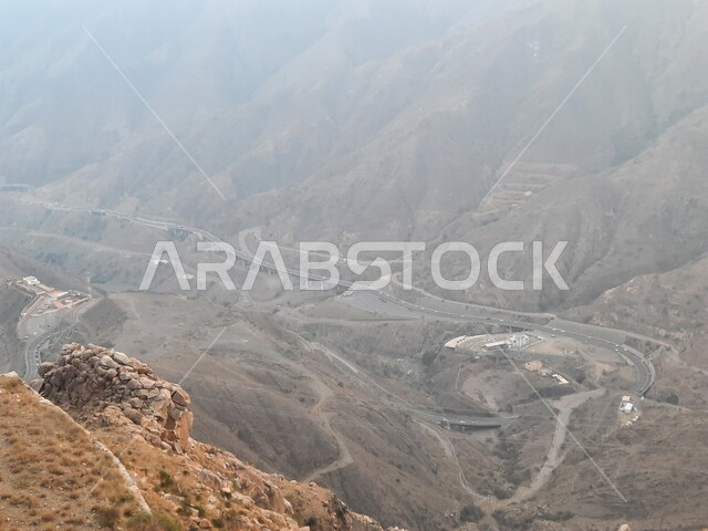 مناطق طبيعية للمغامرات ورحلات السفاري، السحب والغيوم الكثيفة على القمم والمرتفعات والجبال العالية، التضاريس على سفوح الجبل، سلاسل الجبال الصخرية، البيئة الجبلية لمنطقة أبها في عسير