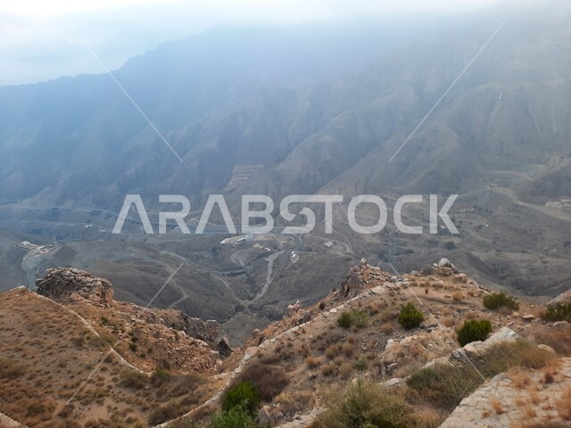 أماكن طبيعية للمغامرات ورحلات السفاري، السحب والغيوم الكثيفة على القمم والمرتفعات والجبال العالية، التضاريس على سفوح الجبل، سلاسل الجبال الصخرية، البيئة الجبلية لمنطقة أبها في عسير
